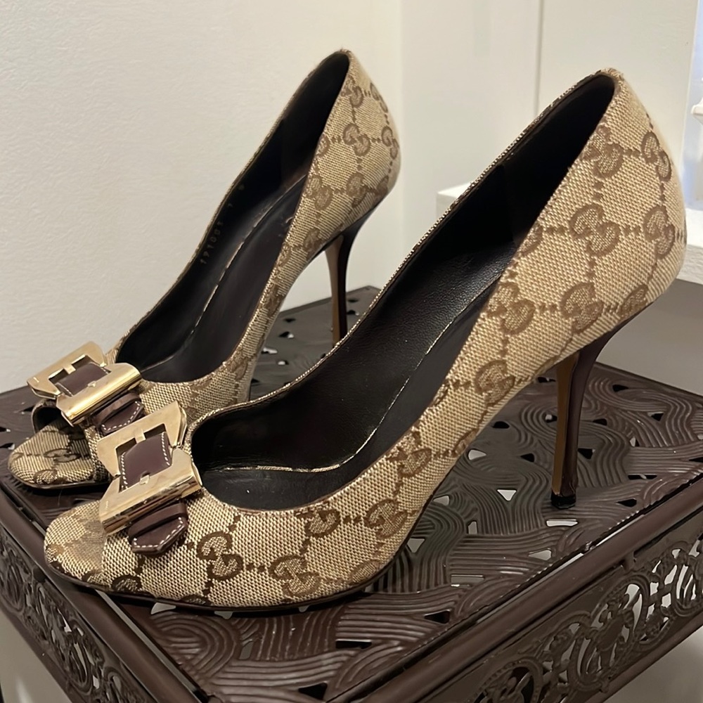 Vintage Gucci Pumps. Size 7. Bought off The Real Real. Scuffs/need to glue bow